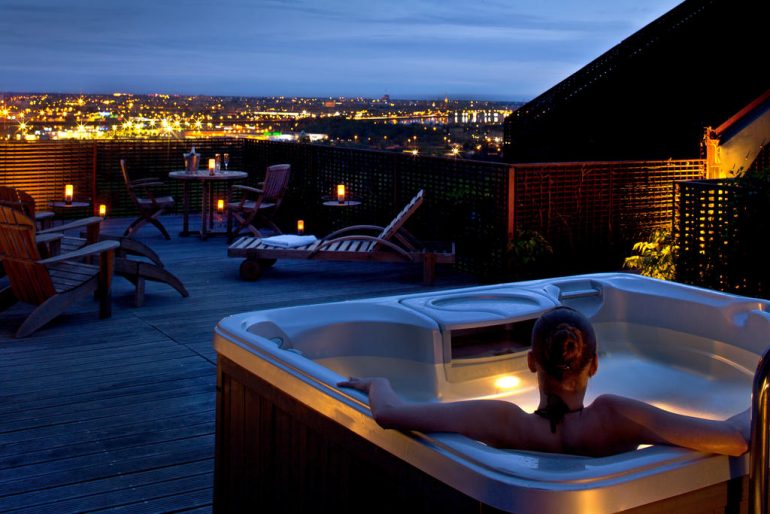 terrasse de luxe avec jacuzzi et vue sur paris