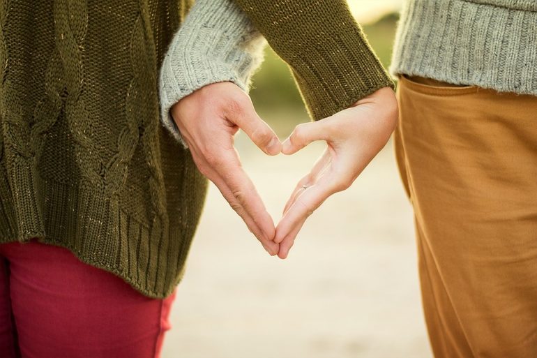 photos amoureux, mains en cœur