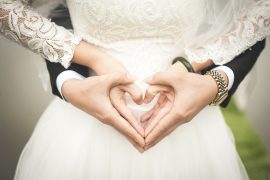 Photo mariage mains en cœur