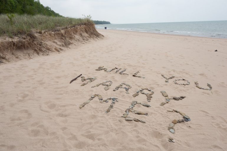 demande de mariage sur le sable