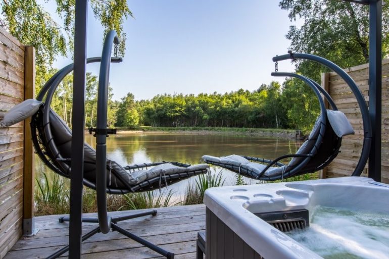 jacuzzi vue sur l'étang