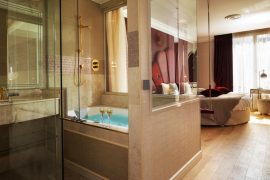 Chambre avec baignoire de luxe et champagne