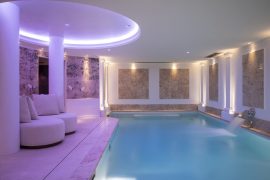 Piscine dans hôtel